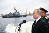 Rusko zrušilo tradiční přehlídku vojenského námořnictva v Petrohradu, loni se účastnil i Putin