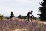 Za šest dní přes 2400 kilometrů. Australský cyklista na počest bývalých závodníků projel trať Tour de France