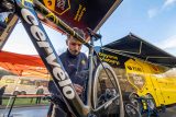 Začínal v prodejně kol, dnes dělá mechanika týmu Visma. ‚Není to jen o čekání na defekt,‘ říká Červenka