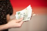 Českou ekonomiku brzdí utlumené investice. Firmy je z nejistoty odkládají, říká analytička Klímová
